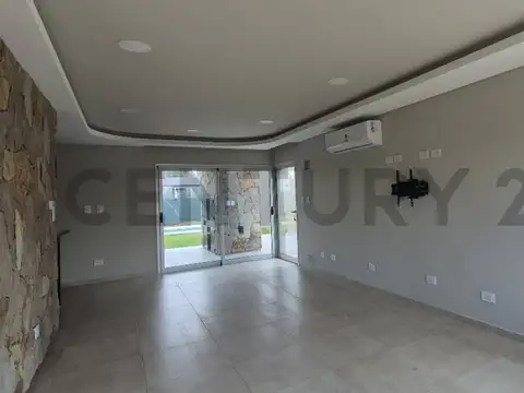 Casa en Alquiler con 3 cocheras