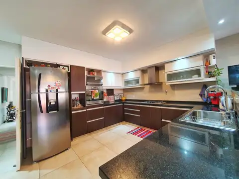 Casa en Venta con 3 cocheras