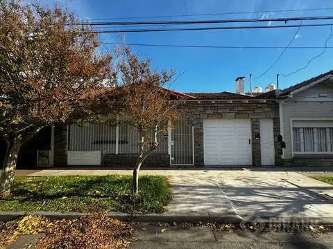 Casa en  venta en block de 3 amb    2 departamentos . Zona Chauvin