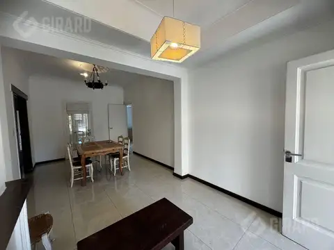 Casa en  venta en block de 3 amb    2 departamentos . Zona Chauvin
