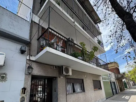 DEPARTAMENTO TRES AMBIENTES AL FRENTE CON BALCON