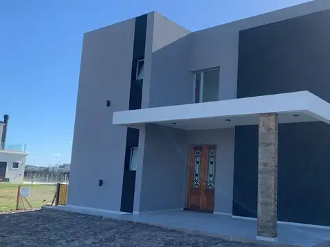 CASA  EN VENTA SEBASTIAN GABOTO FONDO LAGUNA HUDSON