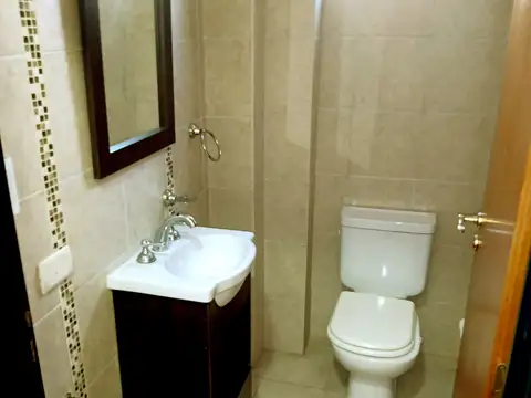 DEPARTAMENTO 3 AMBIENT. BALCON AL FRENTE y COCHERA. EDIFICIO CON PISCINA. F. VARELA 10 AVELLANEDA