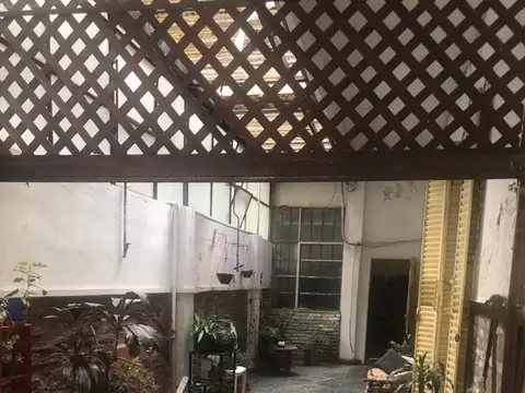 Casa con 5 habitaciones, 2 en quincho, terraza, 3 baños