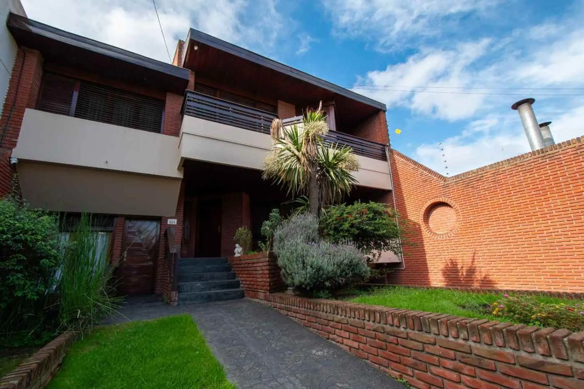 Casa 5 ambientes con patio y quincho Parque Luro