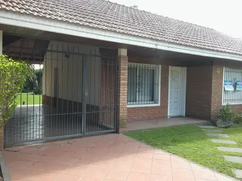 Chalet en la mejor zona de Parquemar 3 dormitorios con 1 baño completo y toilette Living, parque 