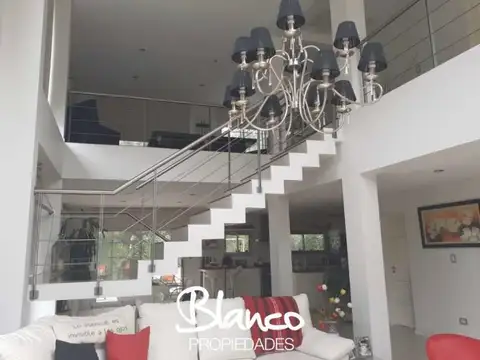 Casa en Venta con 2 cocheras