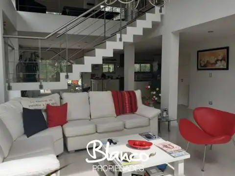 Casa 6 ambientes con 2 baños