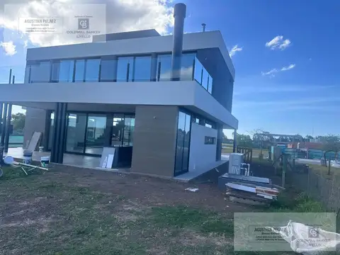Casa en Venta con 3 cocheras