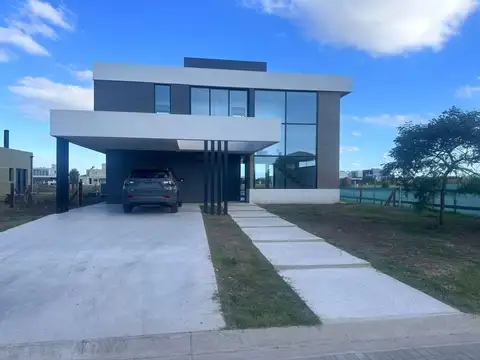 Casa a estrenar sobre laguna · 4 dorm. · Piscina climatizada · Barrio Magallanes