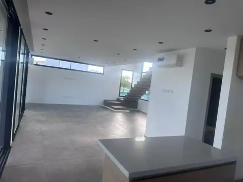Casa en Venta en Countries y Barrios Cerrados en Berazategui, USD 438.000