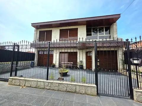 Casa con piscina — Colinas de Peralta Ramos, Mar del Plata