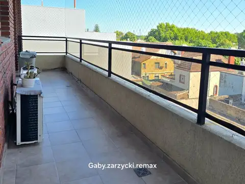 Moderno Dpto Duplex en Victoria: Amplitud y diseño