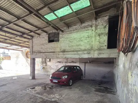 Depósito con oficinas dentro del casco urbano