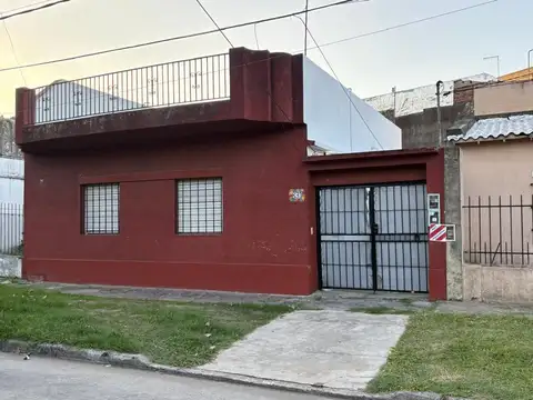 VENTA CASA 3 AMBIENTES Y DPTO 2 AMB VILLA TESEI