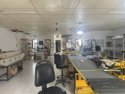 Industrial + oficinas - 400m2  - Barrio Industrial