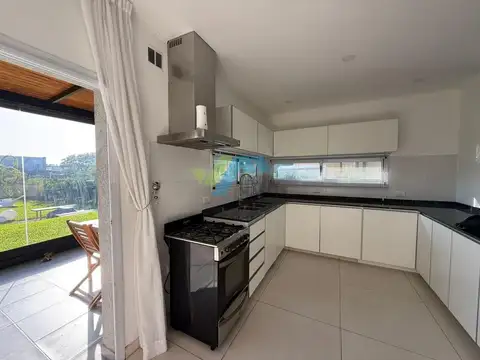 Casa Chalet  en Venta en Santa Elena, Pilar del Este, Pilar