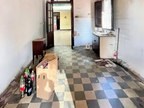 Casa 9 ambientes con 2 baños