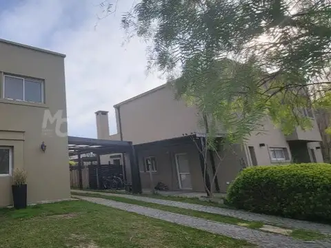 Casa en Alquiler con 2 cocheras