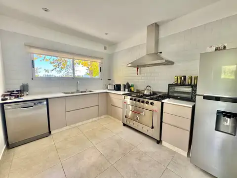 Casa 4 ambientes con 3 baños