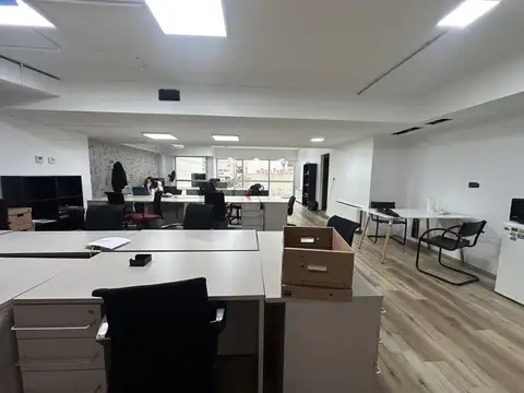 Oficinas de categoría lista para entrar con 2 cocheras