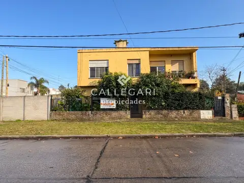 Casa 3 ambientes con Patio y Cochera en venta - Berazategui - ¡FINANCIACIÓN!