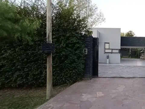 Casa en Venta con 2 cocheras