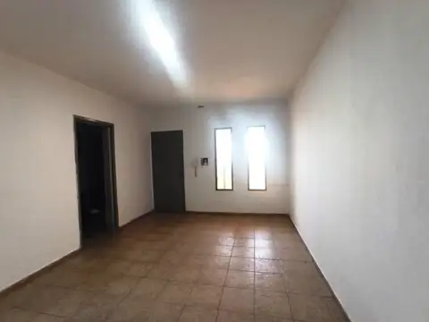 2º por escalera, 1º en precio: depto con patio sobre Av. Alberdi