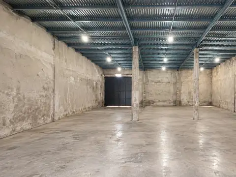 ALQUILER Galpón en Temperley Este // 200m2 // primer piso con aparejo de 1500kg