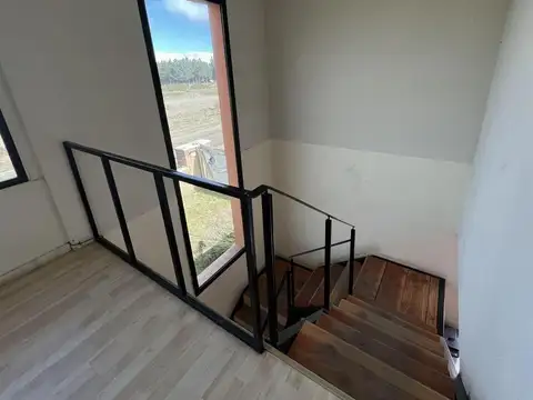 VENTA - IMPECABLE GALPÓN  CON OFICINAS Y SALON DE VENTAS