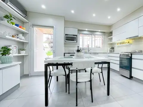 Casa 6 ambientes con 4 baños