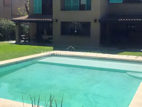 Casa en Venta con 2 cocheras