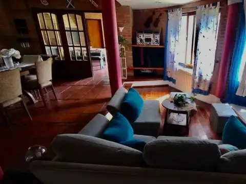 Casa 5 ambientes con 4 baños