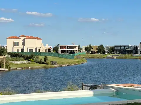 Casa 5 ambientes con 4 baños
