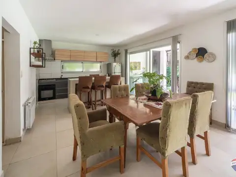 Casa 4 ambientes con 2 baños
