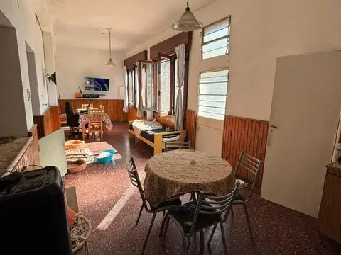 VENTA! AMPLIA CASA 3 AMB C/GRAN FONDO LIBRE Y COCHERA! LANUS