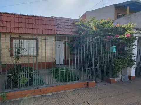 VENTA! AMPLIA CASA 3 AMB C/GRAN FONDO LIBRE Y COCHERA! LANUS
