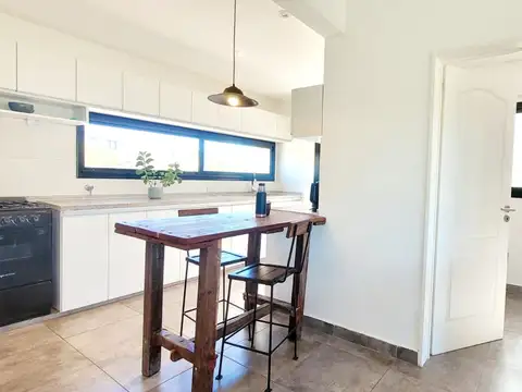 Casa en Alquiler con 2 cocheras