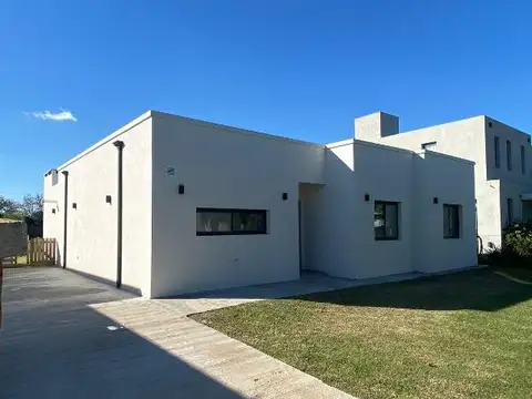 Casa 4 ambientes con 2 baños