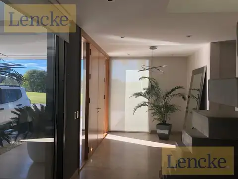 Casa en Venta con 6 cocheras