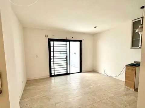 Departamento dos ambientes con patio y cochera