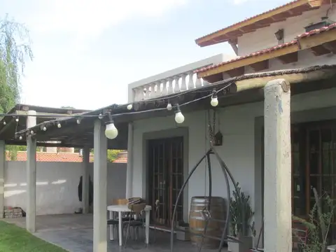 Casa 7 ambientes con 2 baños