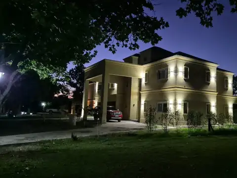 Casa en Pilar /  Barrio Privado  /  10 ambientes /  Pileta / Solarium