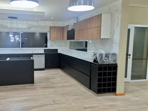 Casa 10 ambientes con 6 baños