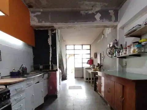 Casa 8 ambientes con 2 baños
