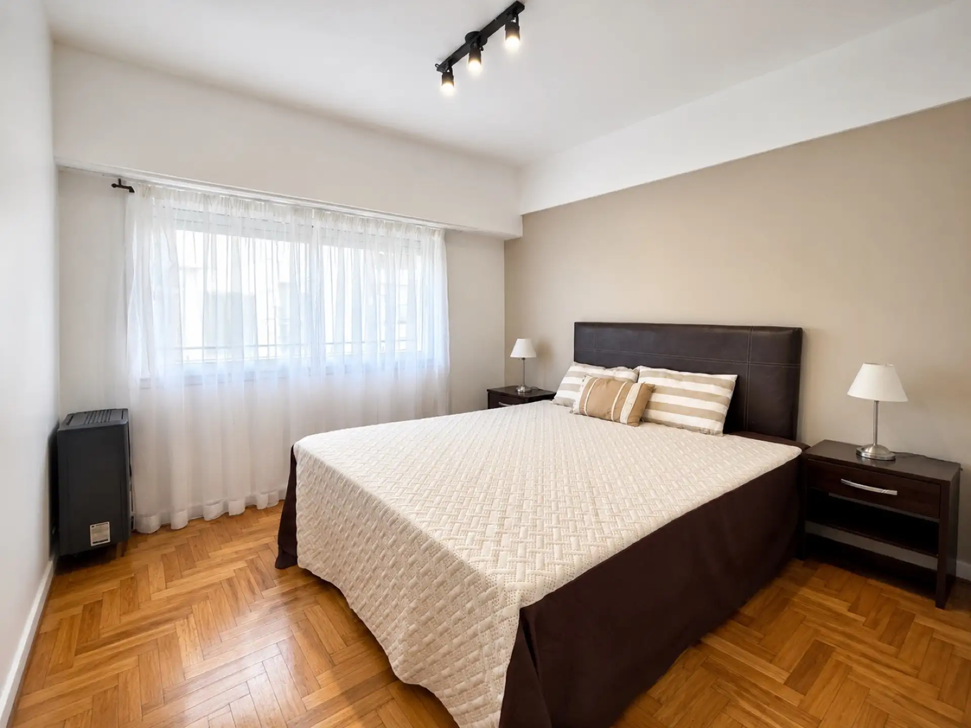 Departamento de 3 ambientes a la calle con balcón corrido