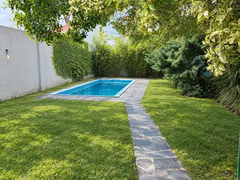 VENTA CASA-3 PISOS-JARDIN-QUINCHO-PARRILLA-PILETA