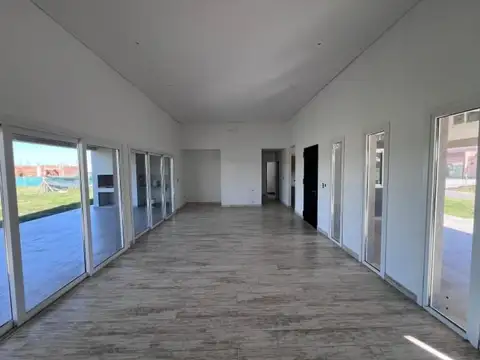 Casa 4 ambientes con 2 baños