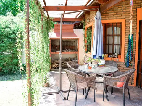 Casa 7 ambientes con 2 baños