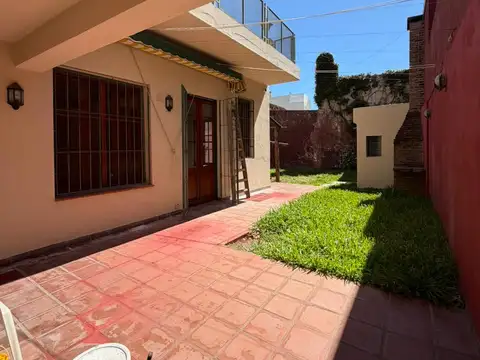 Alquiler casa interna unica en PB, dos dormitorios con jardin, muy buen estado